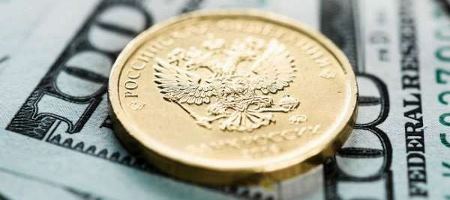 Рубль удерживает позиции около 65,60