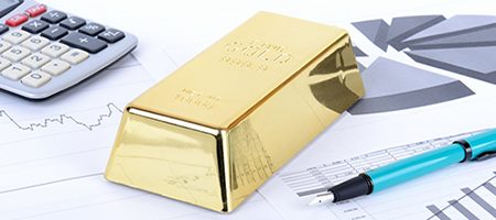 Цена золота упала ниже 1300 долларов