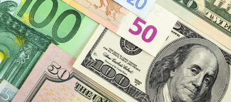 Евро/доллар снижается до 1.0550